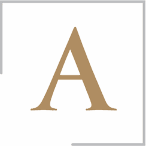 Großes goldenes „A“ (Aventiqs-Initial) auf quadratischem Grund.